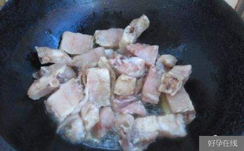 黑鱼片和姜片翻炒